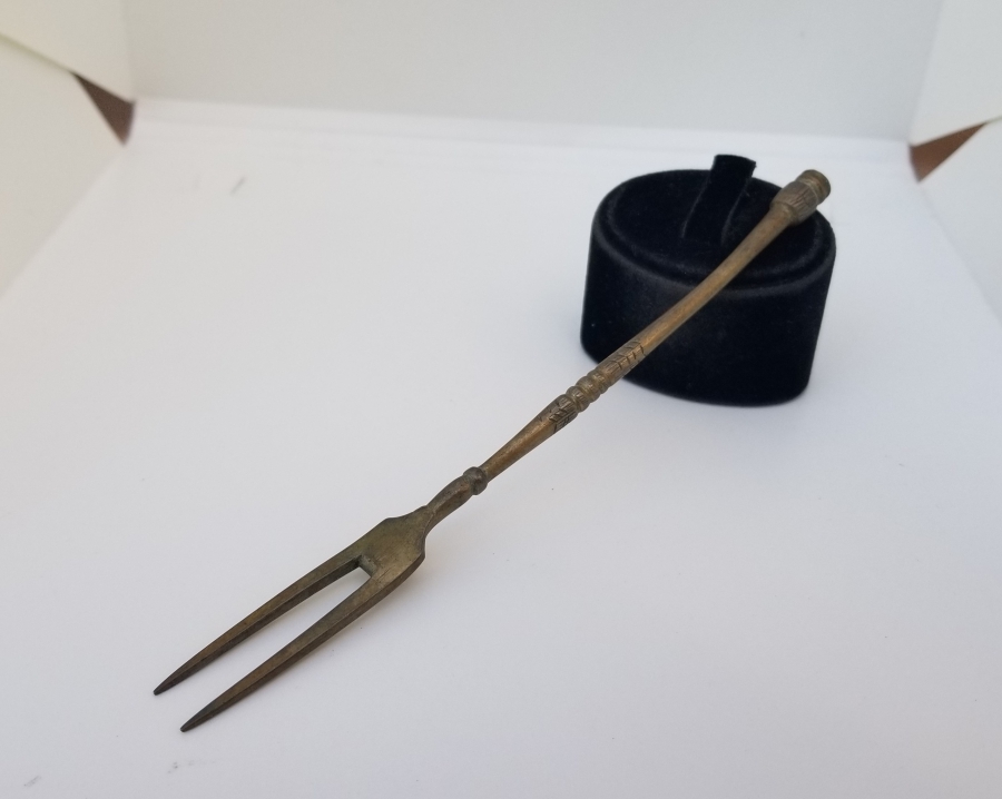 ÜZERİ ALTIN VERMEYLİ VE ÜST KISMI SİKKE FORMLU OSMANLI DÖNEMİ KALEM İŞÇİLİKLİ GÜMÜŞ ÇATAL