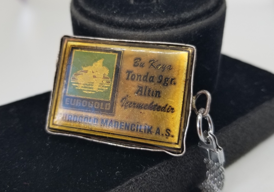 İÇİNDE ALTIN REZERVİ BULUNDURAN GÜMÜŞ ÇERÇEVELİ KAYA PARÇASI ANAHTARLIK