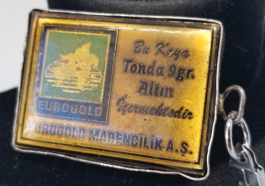 İÇİNDE ALTIN REZERVİ BULUNDURAN GÜMÜŞ ÇERÇEVELİ KAYA PARÇASI ANAHTARLIK