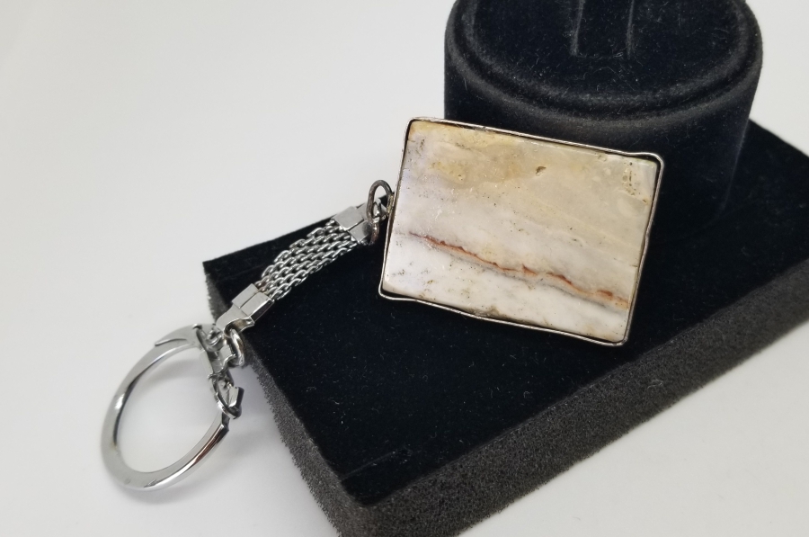 İÇİNDE ALTIN REZERVİ BULUNDURAN GÜMÜŞ ÇERÇEVELİ KAYA PARÇASI ANAHTARLIK