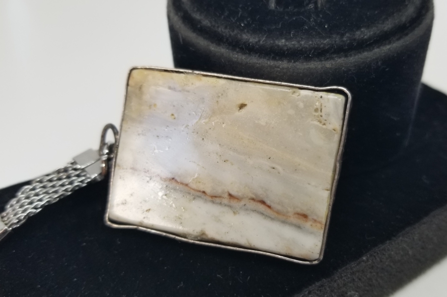 İÇİNDE ALTIN REZERVİ BULUNDURAN GÜMÜŞ ÇERÇEVELİ KAYA PARÇASI ANAHTARLIK