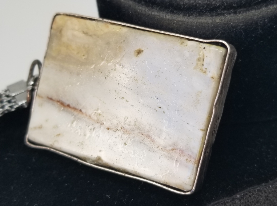 İÇİNDE ALTIN REZERVİ BULUNDURAN GÜMÜŞ ÇERÇEVELİ KAYA PARÇASI ANAHTARLIK