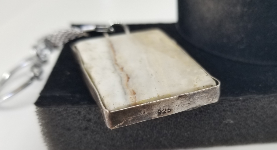 İÇİNDE ALTIN REZERVİ BULUNDURAN GÜMÜŞ ÇERÇEVELİ KAYA PARÇASI ANAHTARLIK