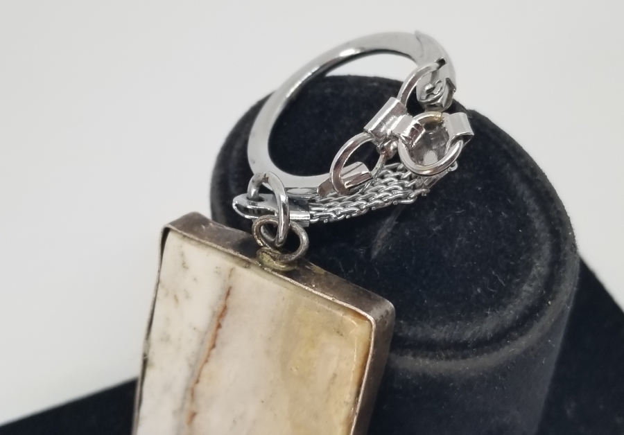 İÇİNDE ALTIN REZERVİ BULUNDURAN GÜMÜŞ ÇERÇEVELİ KAYA PARÇASI ANAHTARLIK