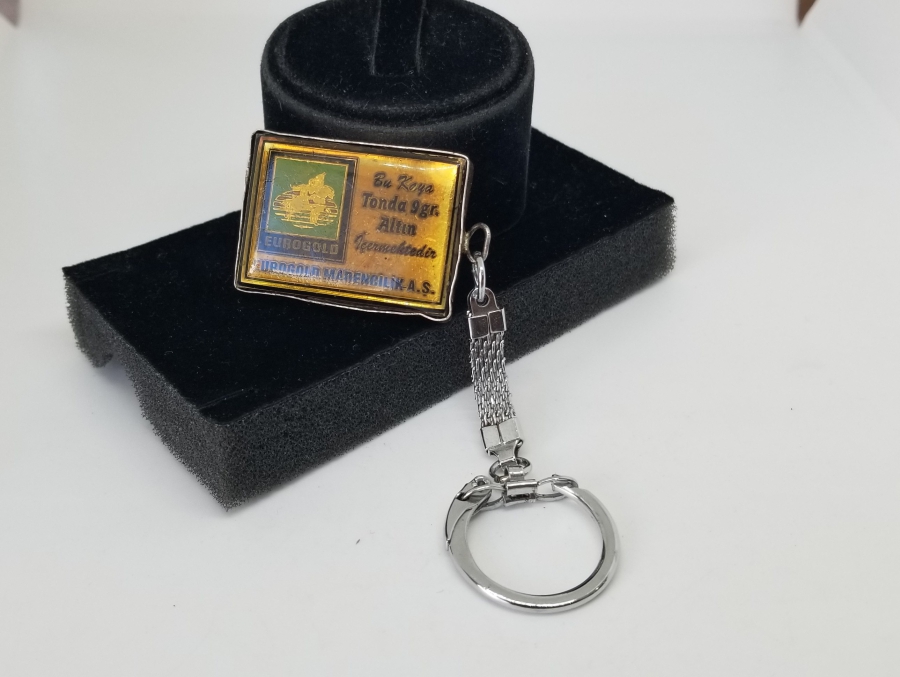 İÇİNDE ALTIN REZERVİ BULUNDURAN GÜMÜŞ ÇERÇEVELİ KAYA PARÇASI ANAHTARLIK