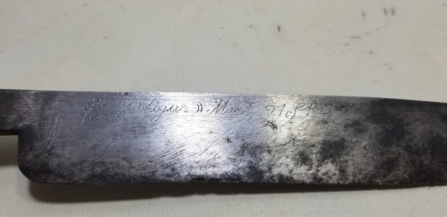 1945 TARİHLİ EL YAPIMI ÜZERİ YAZILI KAMA - BIÇAK