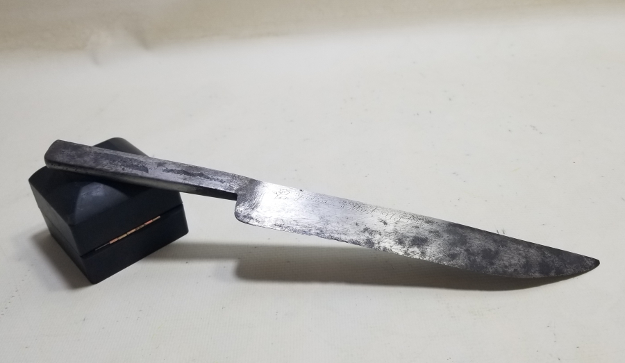 1945 TARİHLİ EL YAPIMI ÜZERİ YAZILI KAMA - BIÇAK