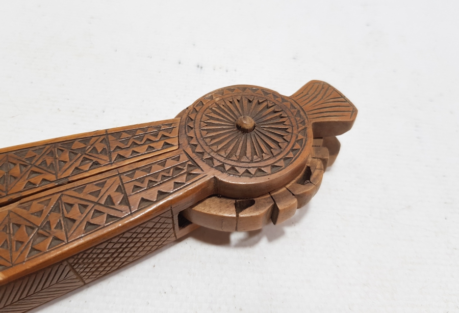 OSMANLI DÖNEMİ ÜZERİ İŞLEMELİ AHŞAP CEVİZ KIRACAĞI