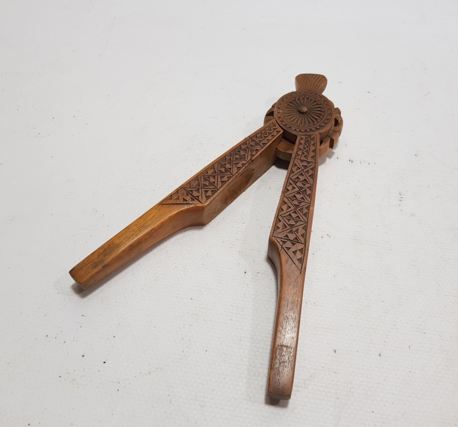 OSMANLI DÖNEMİ ÜZERİ İŞLEMELİ AHŞAP CEVİZ KIRACAĞI