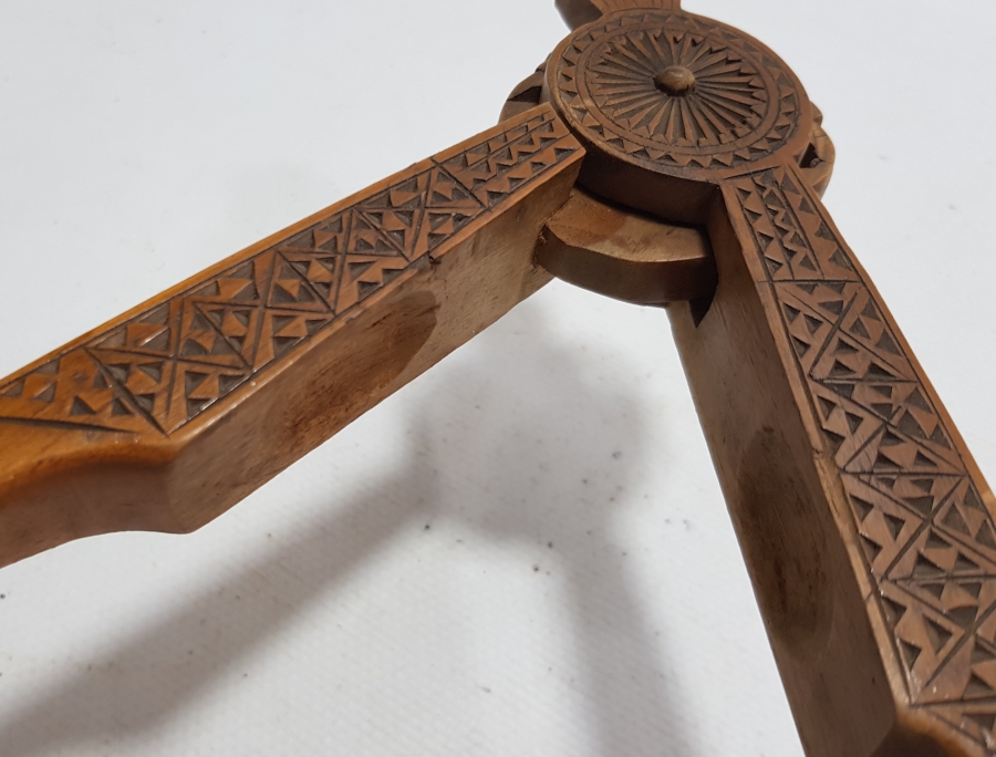 OSMANLI DÖNEMİ ÜZERİ İŞLEMELİ AHŞAP CEVİZ KIRACAĞI