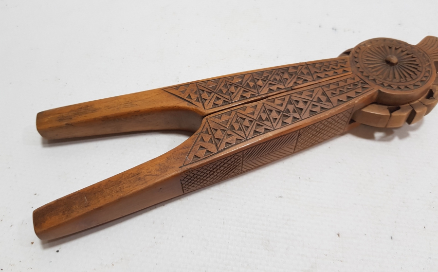 OSMANLI DÖNEMİ ÜZERİ İŞLEMELİ AHŞAP CEVİZ KIRACAĞI