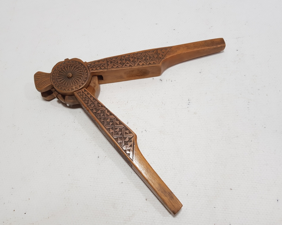 OSMANLI DÖNEMİ ÜZERİ İŞLEMELİ AHŞAP CEVİZ KIRACAĞI