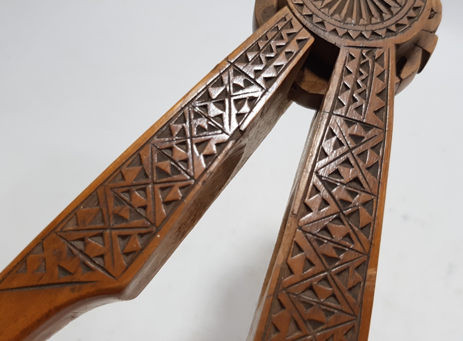 OSMANLI DÖNEMİ ÜZERİ İŞLEMELİ AHŞAP CEVİZ KIRACAĞI