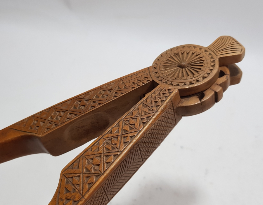 OSMANLI DÖNEMİ ÜZERİ İŞLEMELİ AHŞAP CEVİZ KIRACAĞI