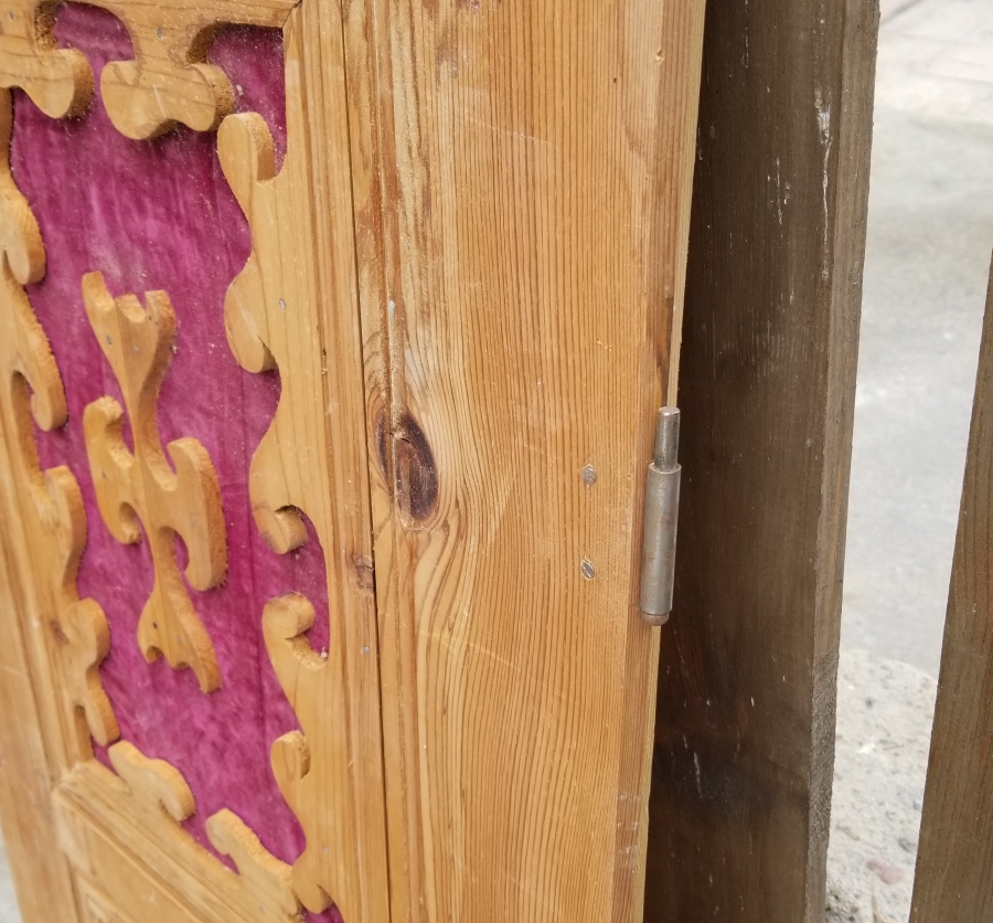 ÜZERİ İŞLEMELİ ANTİKA AHŞAP KAPI PARÇASI