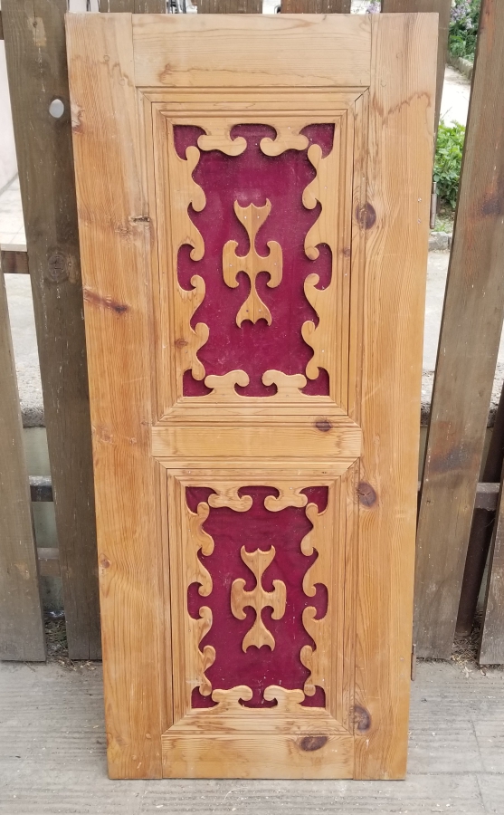 ÜZERİ İŞLEMELİ ANTİKA AHŞAP KAPI PARÇASI