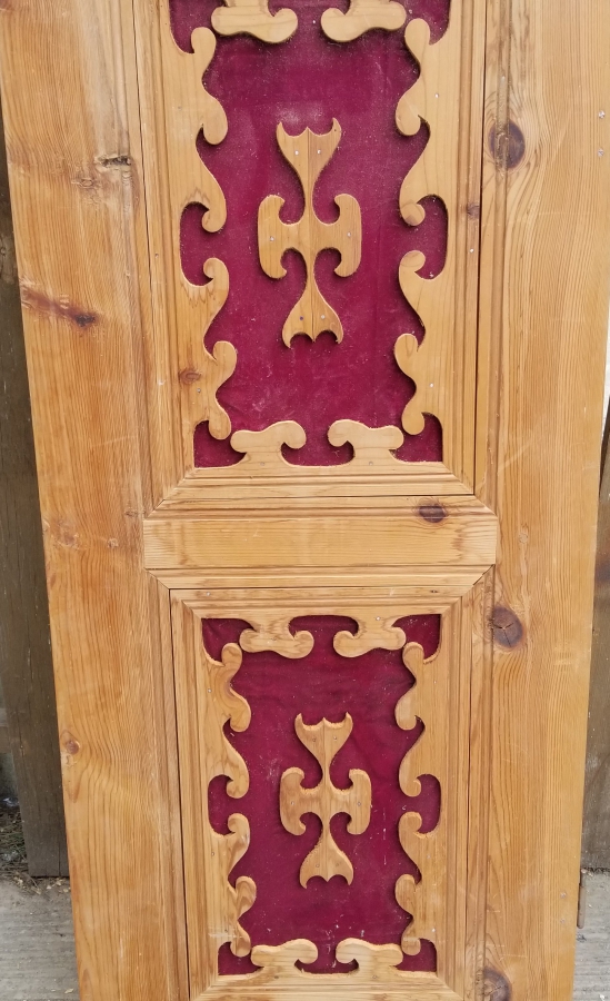 ÜZERİ İŞLEMELİ ANTİKA AHŞAP KAPI PARÇASI