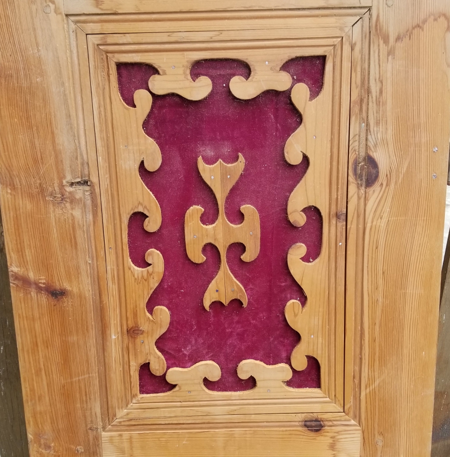 ÜZERİ İŞLEMELİ ANTİKA AHŞAP KAPI PARÇASI