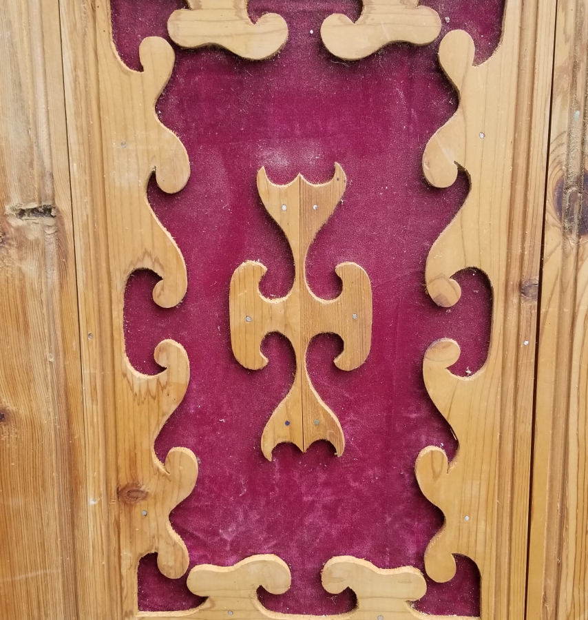 ÜZERİ İŞLEMELİ ANTİKA AHŞAP KAPI PARÇASI