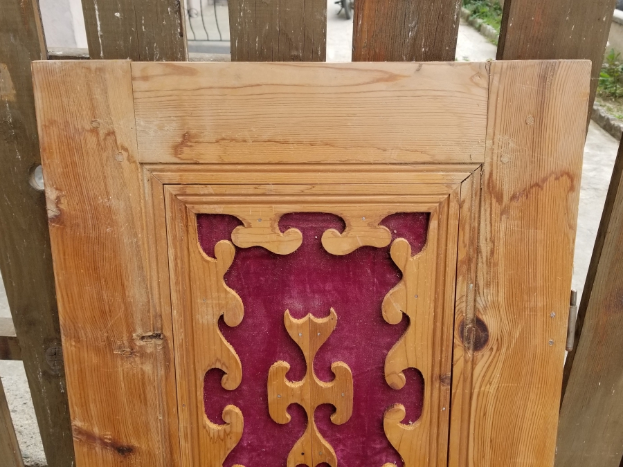 ÜZERİ İŞLEMELİ ANTİKA AHŞAP KAPI PARÇASI