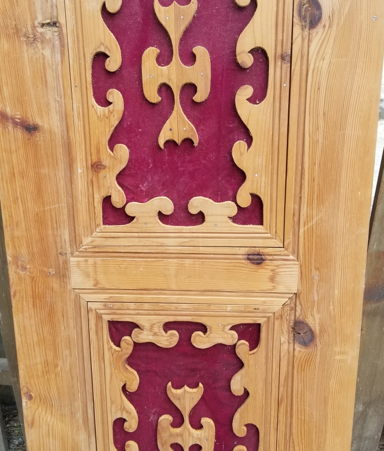 ÜZERİ İŞLEMELİ ANTİKA AHŞAP KAPI PARÇASI