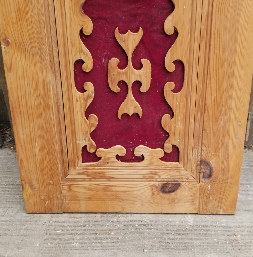 ÜZERİ İŞLEMELİ ANTİKA AHŞAP KAPI PARÇASI