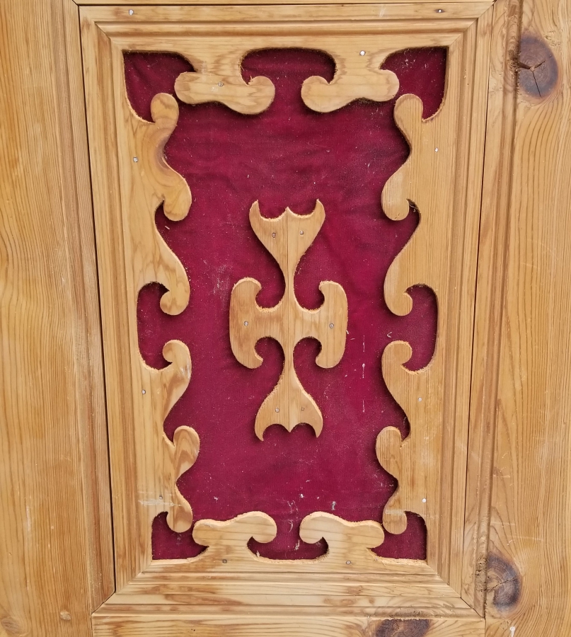 ÜZERİ İŞLEMELİ ANTİKA AHŞAP KAPI PARÇASI