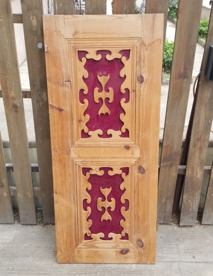 ÜZERİ İŞLEMELİ ANTİKA AHŞAP KAPI PARÇASI