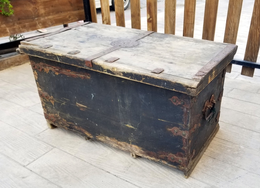 ÜZERİ KOÇ BAŞI FİGÜRLÜ VE KABARALI FİL AYAKLI OSMANLI DÖNEMİ TEKKE İŞİ SANDIK