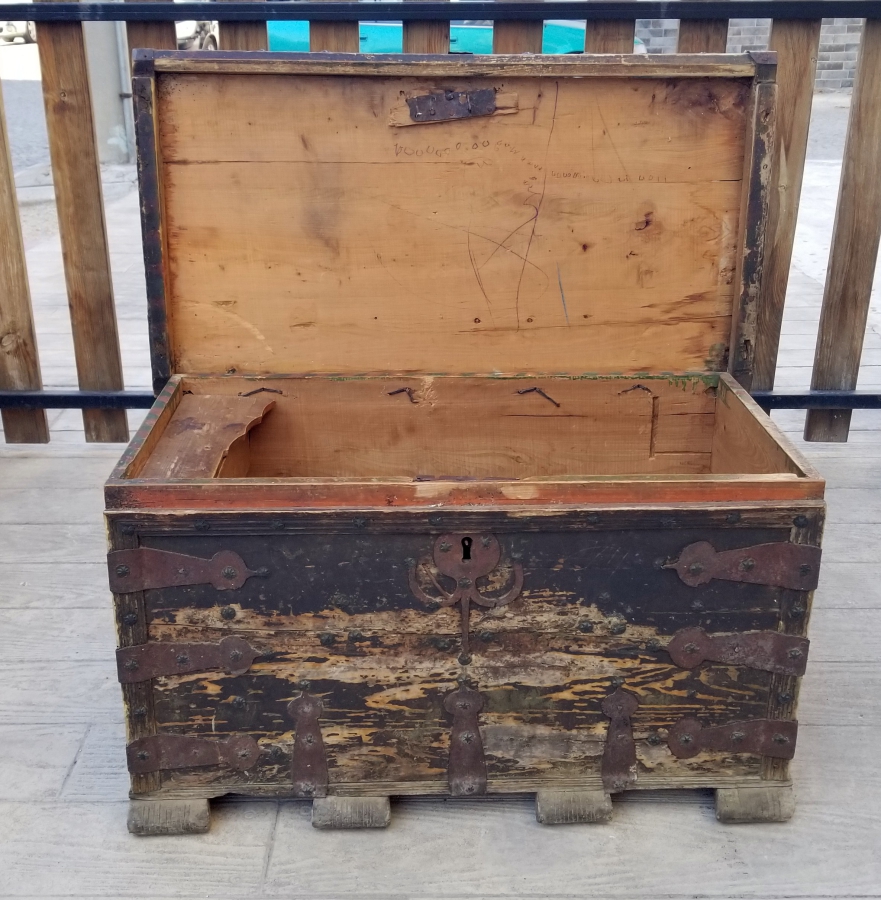 ÜZERİ KOÇ BAŞI FİGÜRLÜ VE KABARALI FİL AYAKLI OSMANLI DÖNEMİ TEKKE İŞİ SANDIK