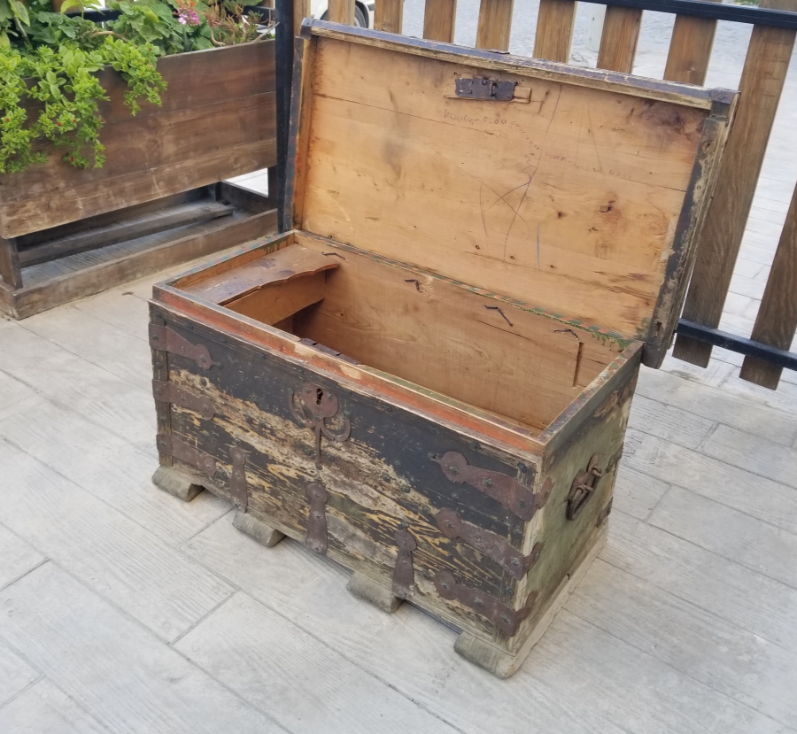 ÜZERİ KOÇ BAŞI FİGÜRLÜ VE KABARALI FİL AYAKLI OSMANLI DÖNEMİ TEKKE İŞİ SANDIK