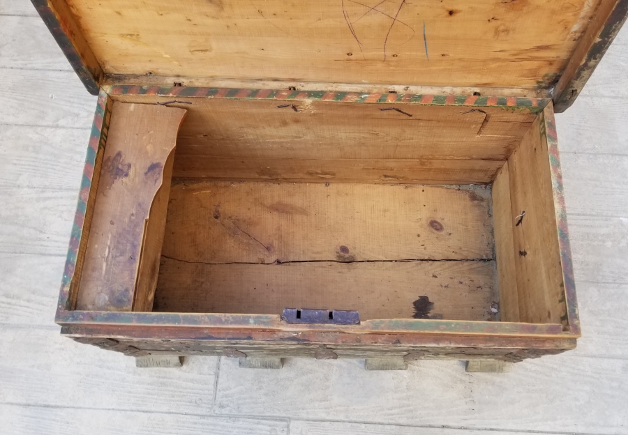 ÜZERİ KOÇ BAŞI FİGÜRLÜ VE KABARALI FİL AYAKLI OSMANLI DÖNEMİ TEKKE İŞİ SANDIK