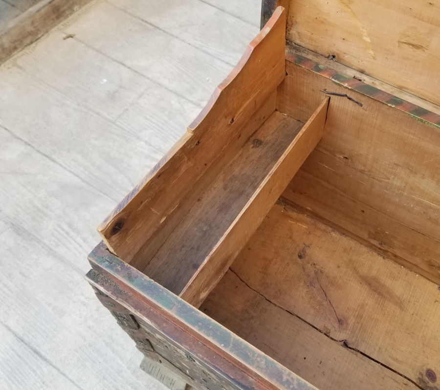 ÜZERİ KOÇ BAŞI FİGÜRLÜ VE KABARALI FİL AYAKLI OSMANLI DÖNEMİ TEKKE İŞİ SANDIK