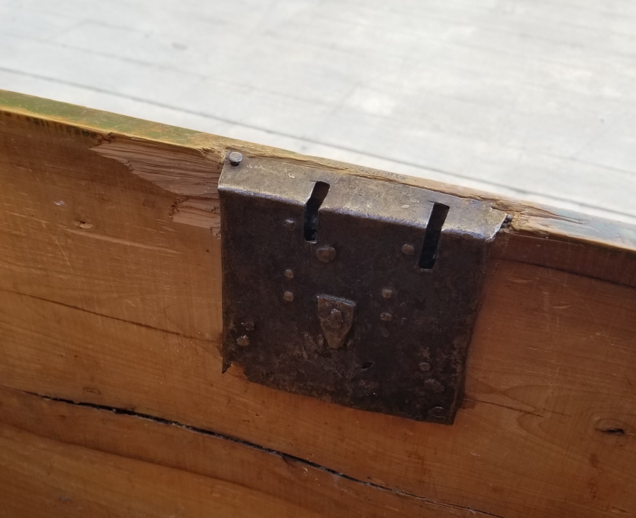 ÜZERİ KOÇ BAŞI FİGÜRLÜ VE KABARALI FİL AYAKLI OSMANLI DÖNEMİ TEKKE İŞİ SANDIK