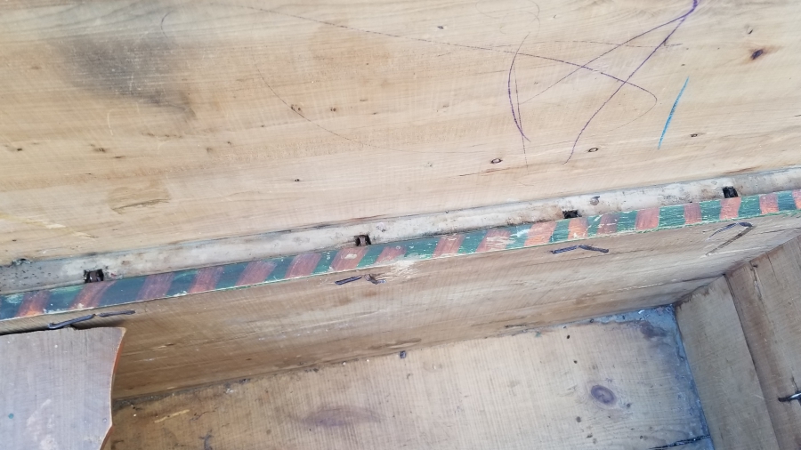 ÜZERİ KOÇ BAŞI FİGÜRLÜ VE KABARALI FİL AYAKLI OSMANLI DÖNEMİ TEKKE İŞİ SANDIK