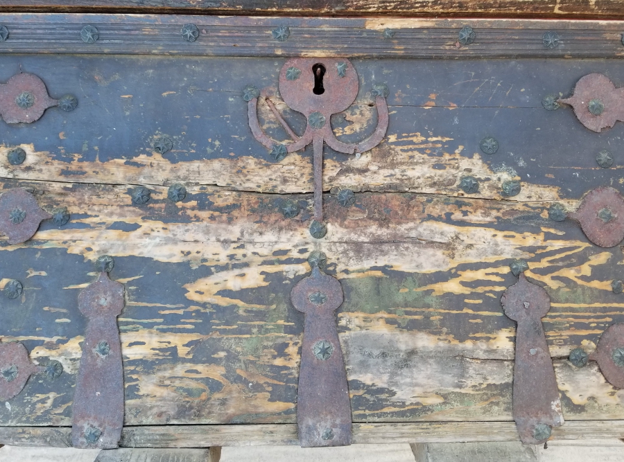 ÜZERİ KOÇ BAŞI FİGÜRLÜ VE KABARALI FİL AYAKLI OSMANLI DÖNEMİ TEKKE İŞİ SANDIK