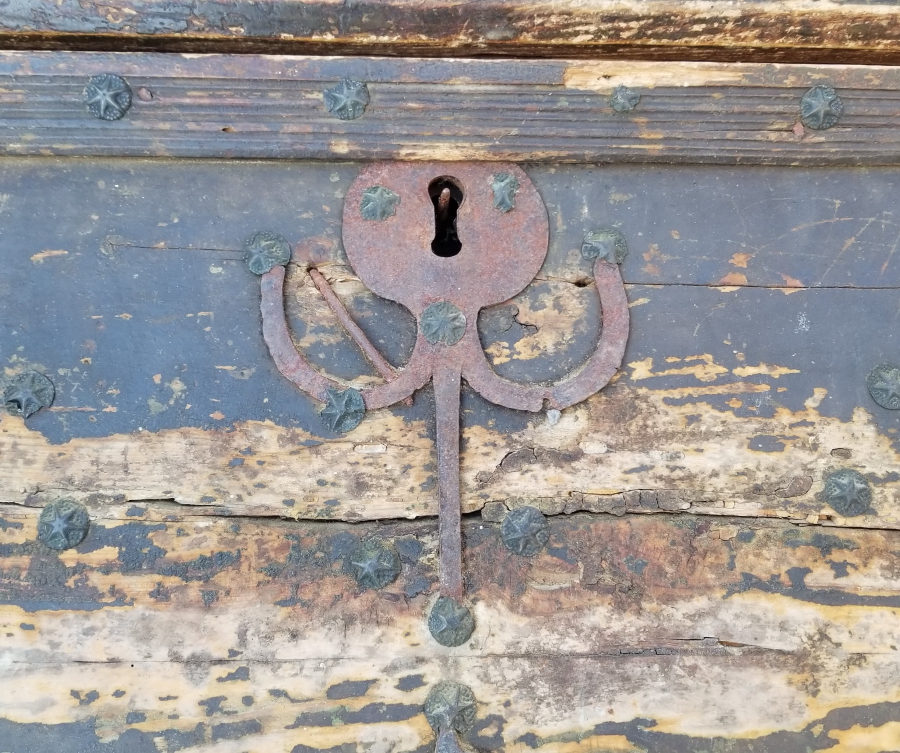 ÜZERİ KOÇ BAŞI FİGÜRLÜ VE KABARALI FİL AYAKLI OSMANLI DÖNEMİ TEKKE İŞİ SANDIK