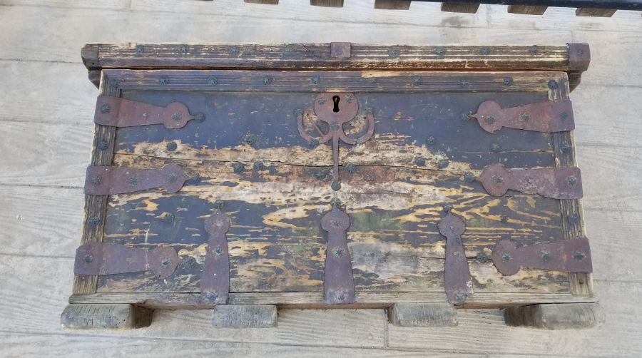 ÜZERİ KOÇ BAŞI FİGÜRLÜ VE KABARALI FİL AYAKLI OSMANLI DÖNEMİ TEKKE İŞİ SANDIK