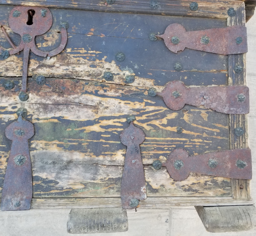 ÜZERİ KOÇ BAŞI FİGÜRLÜ VE KABARALI FİL AYAKLI OSMANLI DÖNEMİ TEKKE İŞİ SANDIK