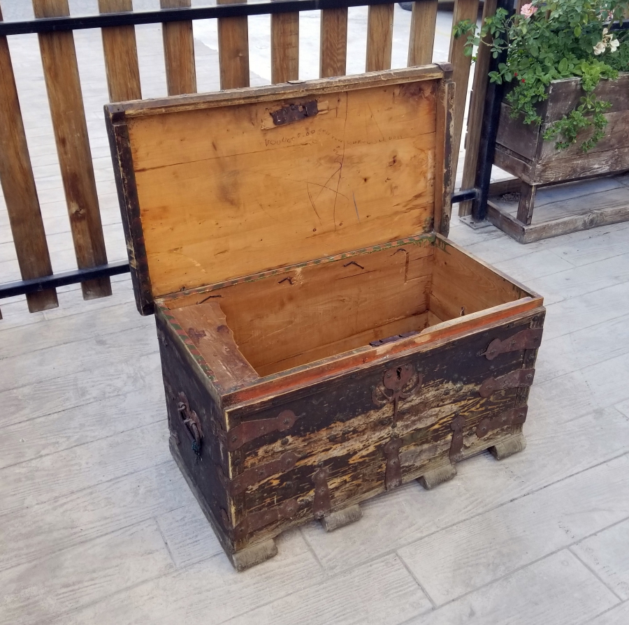 ÜZERİ KOÇ BAŞI FİGÜRLÜ VE KABARALI FİL AYAKLI OSMANLI DÖNEMİ TEKKE İŞİ SANDIK