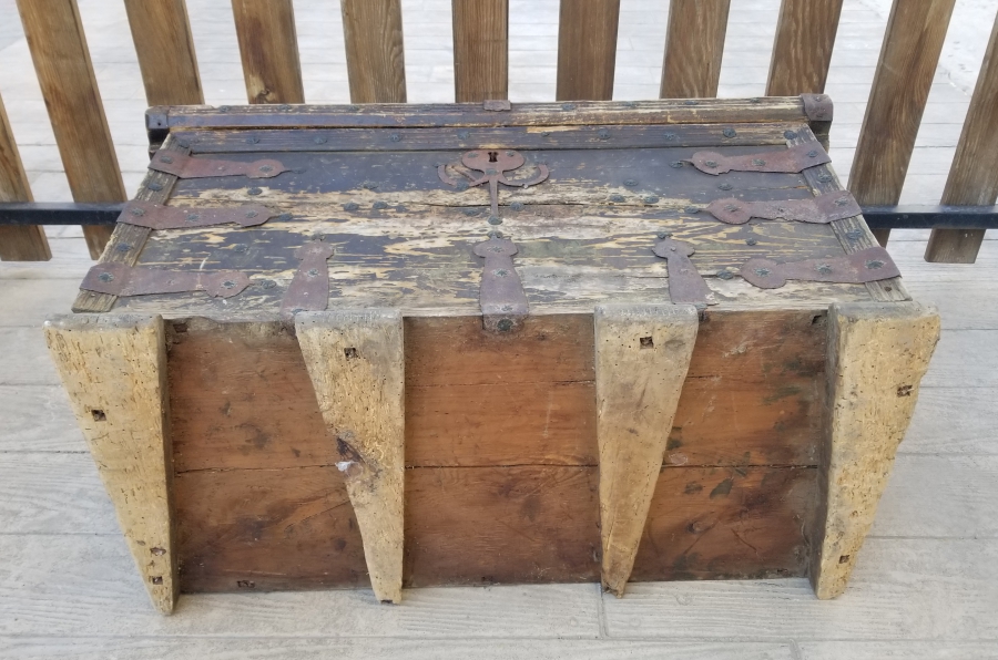 ÜZERİ KOÇ BAŞI FİGÜRLÜ VE KABARALI FİL AYAKLI OSMANLI DÖNEMİ TEKKE İŞİ SANDIK