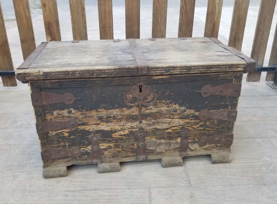 ÜZERİ KOÇ BAŞI FİGÜRLÜ VE KABARALI FİL AYAKLI OSMANLI DÖNEMİ TEKKE İŞİ SANDIK