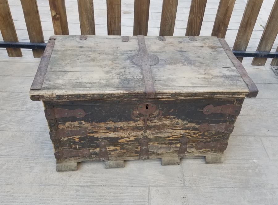 ÜZERİ KOÇ BAŞI FİGÜRLÜ VE KABARALI FİL AYAKLI OSMANLI DÖNEMİ TEKKE İŞİ SANDIK