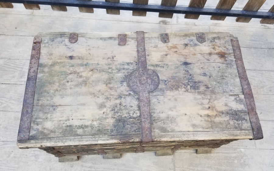 ÜZERİ KOÇ BAŞI FİGÜRLÜ VE KABARALI FİL AYAKLI OSMANLI DÖNEMİ TEKKE İŞİ SANDIK