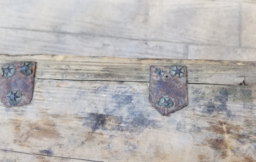 ÜZERİ KOÇ BAŞI FİGÜRLÜ VE KABARALI FİL AYAKLI OSMANLI DÖNEMİ TEKKE İŞİ SANDIK