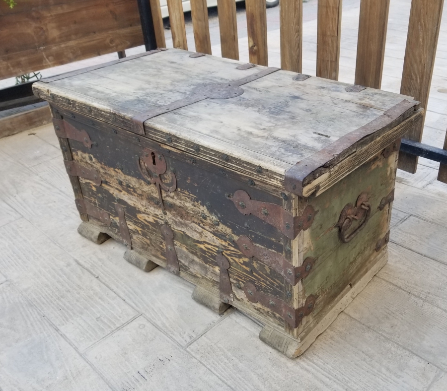 ÜZERİ KOÇ BAŞI FİGÜRLÜ VE KABARALI FİL AYAKLI OSMANLI DÖNEMİ TEKKE İŞİ SANDIK