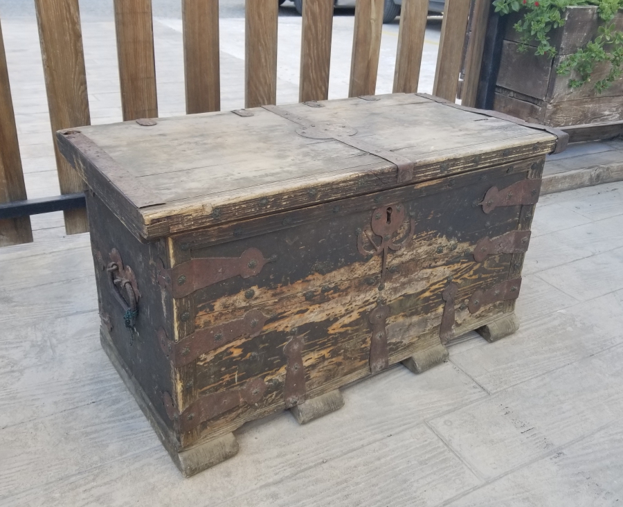 ÜZERİ KOÇ BAŞI FİGÜRLÜ VE KABARALI FİL AYAKLI OSMANLI DÖNEMİ TEKKE İŞİ SANDIK