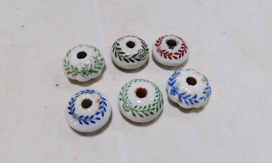 ÜZERLERİ İŞLEMELİ OSMANLI DÖNEMİ PORSELEN ÇEKMECE KULPLARI LOTU