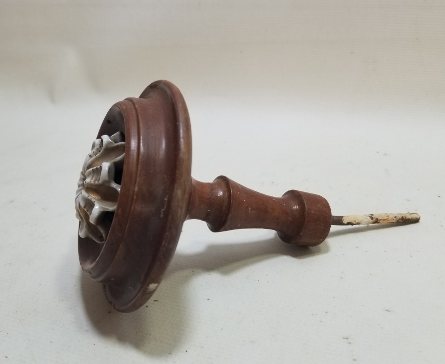 AHŞAP ÜZERİ ALTIN VERMEYLİ PORSELEN APLİKLİ OSMANLI DÖNEMİ NADİR KAPI KOLU