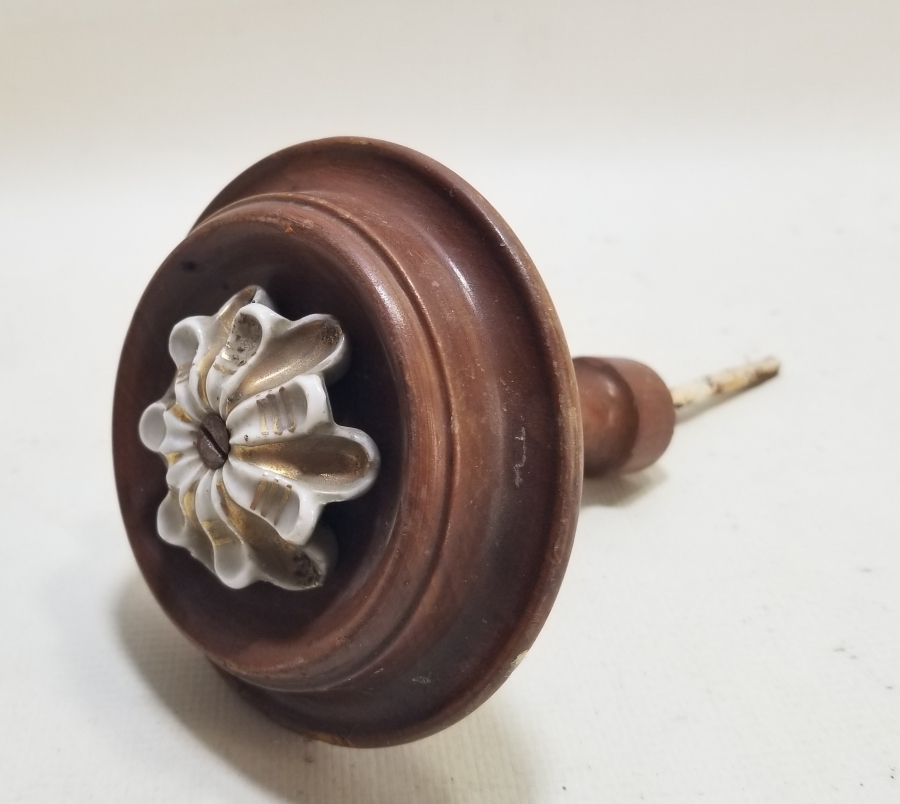 AHŞAP ÜZERİ ALTIN VERMEYLİ PORSELEN APLİKLİ OSMANLI DÖNEMİ NADİR KAPI KOLU